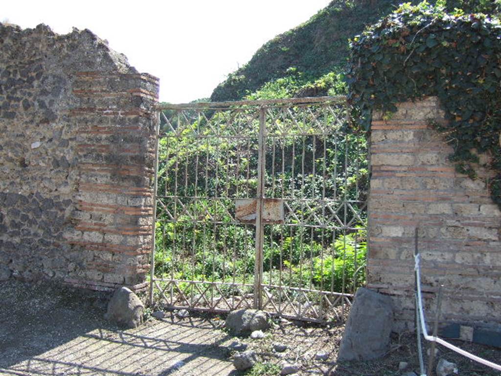 II.5.3 Pompeii. September 2005. Entrance on Via dell’Abbondanza.