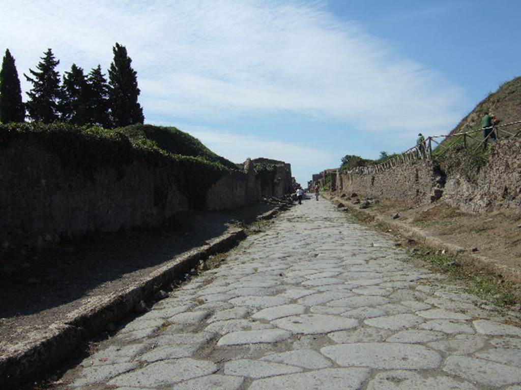 II.5.4/5 Via dell’Abbondanza looking west from Porta Sarno III.7