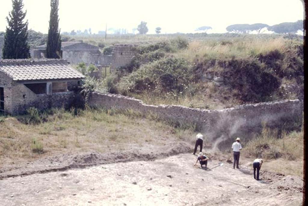 II.5 Pompeii, 1968. Looking north-west. Photo by Stanley A. Jashemski.
Source: The Wilhelmina and Stanley A. Jashemski archive in the University of Maryland Library, Special Collections (See collection page) and made available under the Creative Commons Attribution-Non Commercial License v.4. See Licence and use details.
J68f0634