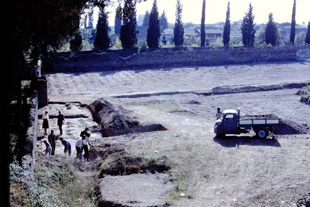 ll.5 Pompeii, 1968. Excavating the southern side of the site, looking westwards.  Photo by Stanley A. Jashemski.
Source: The Wilhelmina and Stanley A. Jashemski archive in the University of Maryland Library, Special Collections (See collection page) and made available under the Creative Commons Attribution-Non Commercial License v.4. See Licence and use details.
J68f1473
