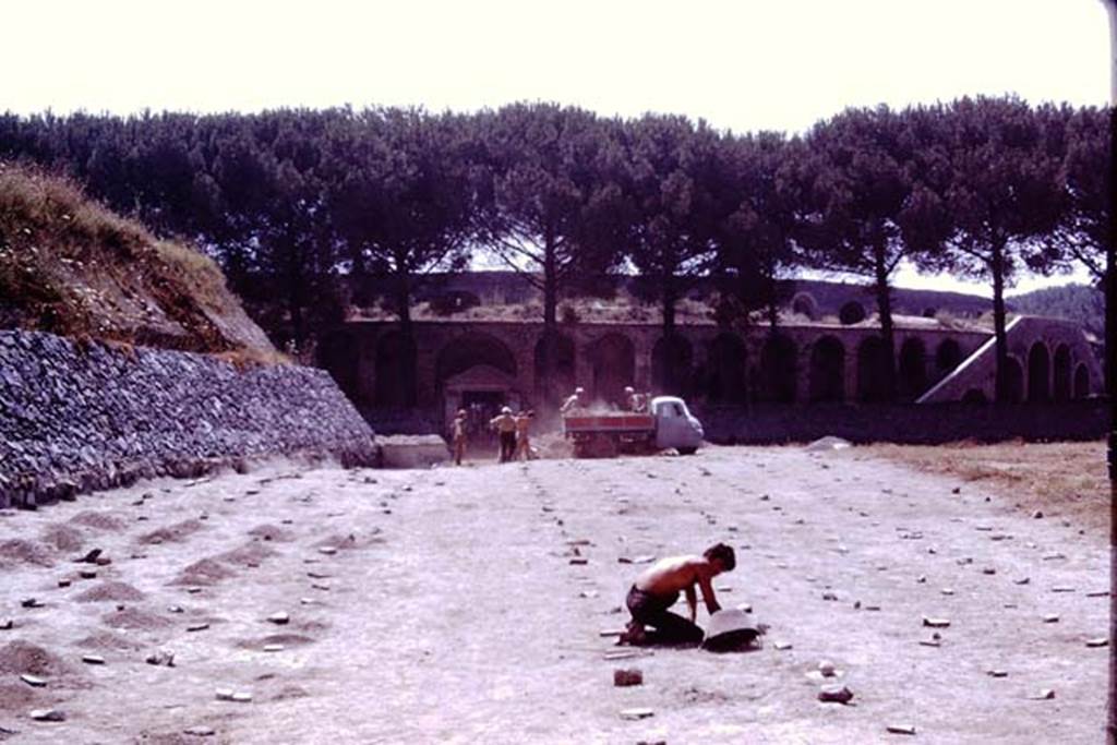II.5 Pompeii. 1970. Looking south. Photo by Stanley A. Jashemski.
Source: The Wilhelmina and Stanley A. Jashemski archive in the University of Maryland Library, Special Collections (See collection page) and made available under the Creative Commons Attribution-Non Commercial License v.4. See Licence and use details.
J70f0651