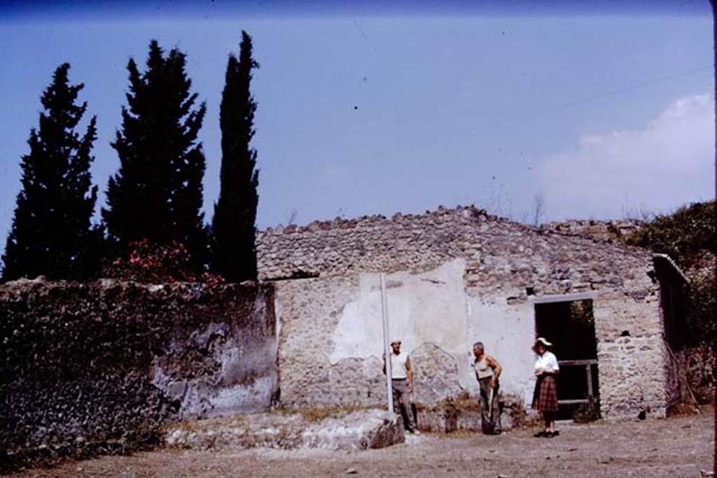 II.5 Pompeii. 1970. North-west corner. Photo by Stanley A. Jashemski.
Source: The Wilhelmina and Stanley A. Jashemski archive in the University of Maryland Library, Special Collections (See collection page) and made available under the Creative Commons Attribution-Non Commercial License v.4. See Licence and use details.
J70f0794