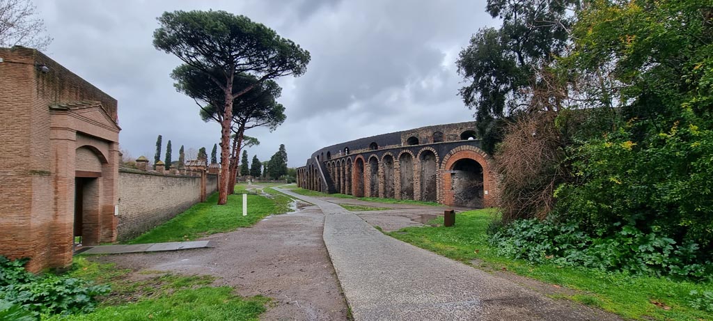 II.6 Pompeii, on right. January 2023.
Looking north on Piazzale/Viale Anfiteatro, with Grand Palaestra, on left, and Amphitheatre, on right. Photo courtesy of Miriam Colomer.