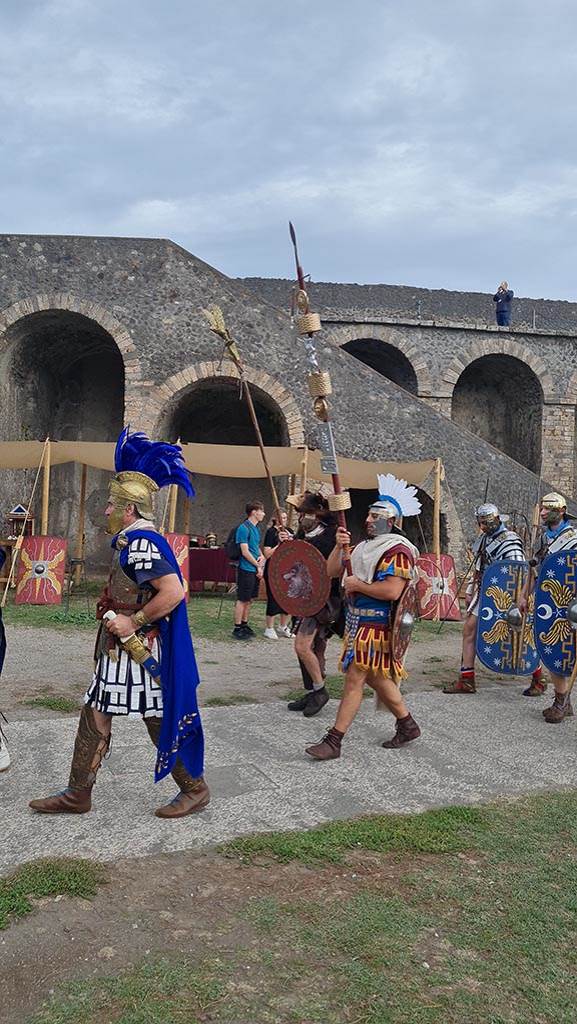 II.6 Pompeii. 28th September 2024.
Looking east on Piazzale Anfiteatro. Legionaries during “Ludi Pompeiani” event. Photo courtesy of Giuseppe Ciaramella.