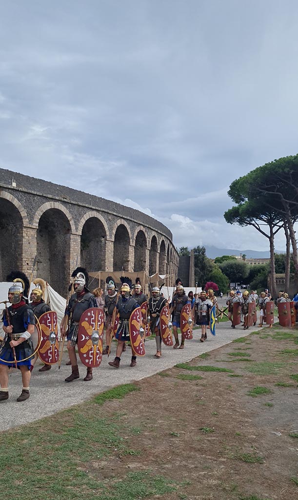 II.6 Pompeii. 28th September 2024.
Looking south-east on Piazzale Anfiteatro during “Ludi Pompeiani” event.
Photo courtesy of Giuseppe Ciaramella.
