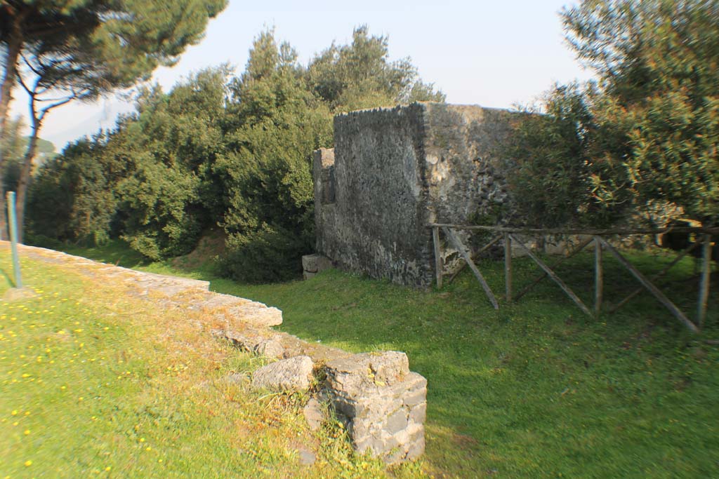 II.6 Pompeii, March 2014. Upper area of amphitheatre at north end, with rear of Tower VI in centre.
Foto Annette Haug, ERC Grant 681269 DÉCOR.
