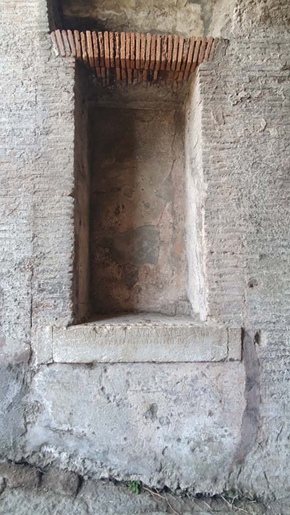 II.6 Pompeii. July 2021.
East side of amphitheatre corridor, with niche and inscription.
Foto Annette Haug, ERC Grant 681269 DÉCOR.