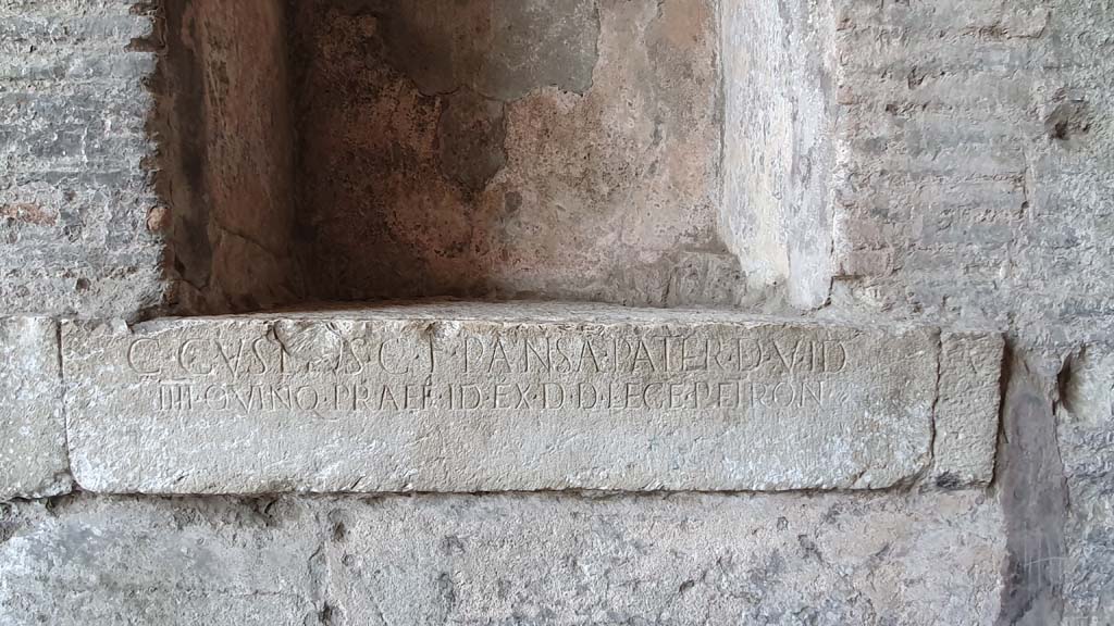 II.6 Pompeii. August 2021.
Inscription below large rectangular niche on east side of corridor.
Foto Annette Haug, ERC Grant 681269 DÉCOR.