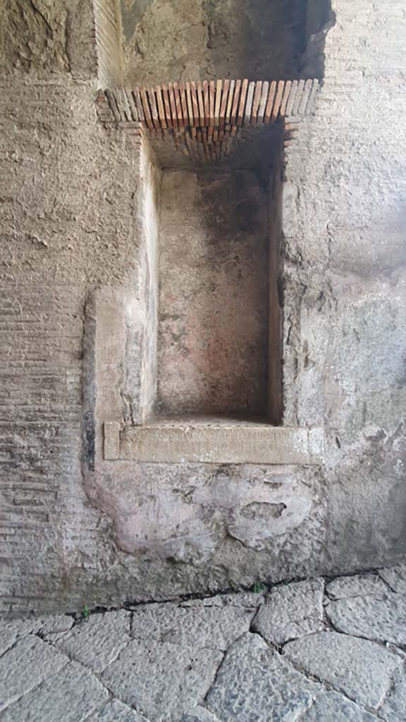 II.6 Pompeii. July 2021. West side of corridor with niche and inscription.
Foto Annette Haug, ERC Grant 681269 DÉCOR.