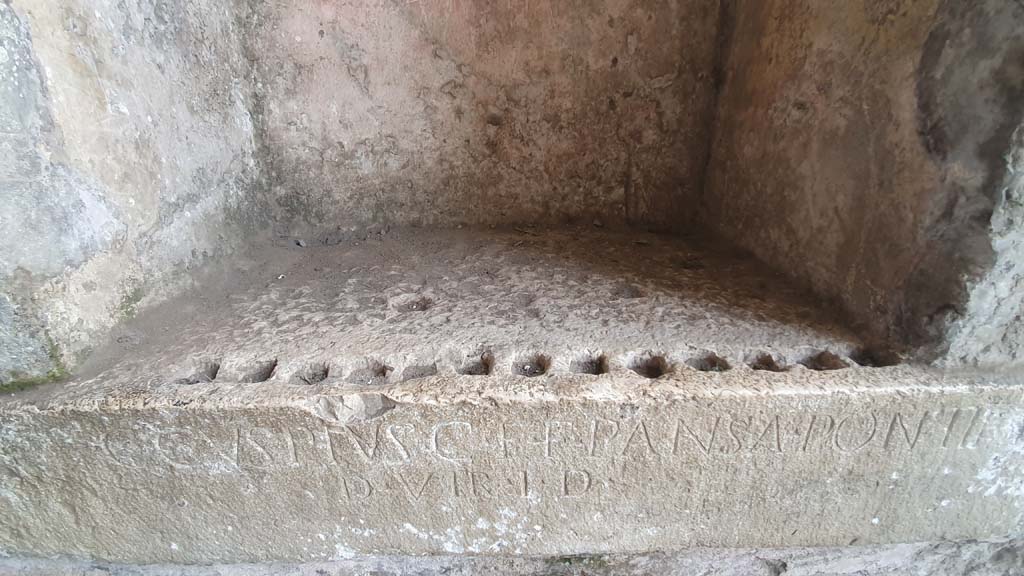 II.6 Pompeii. July 2021. Detail of shelf in niche, with inscription from west side of corridor of Amphitheatre
Foto Annette Haug, ERC Grant 681269 DÉCOR.
