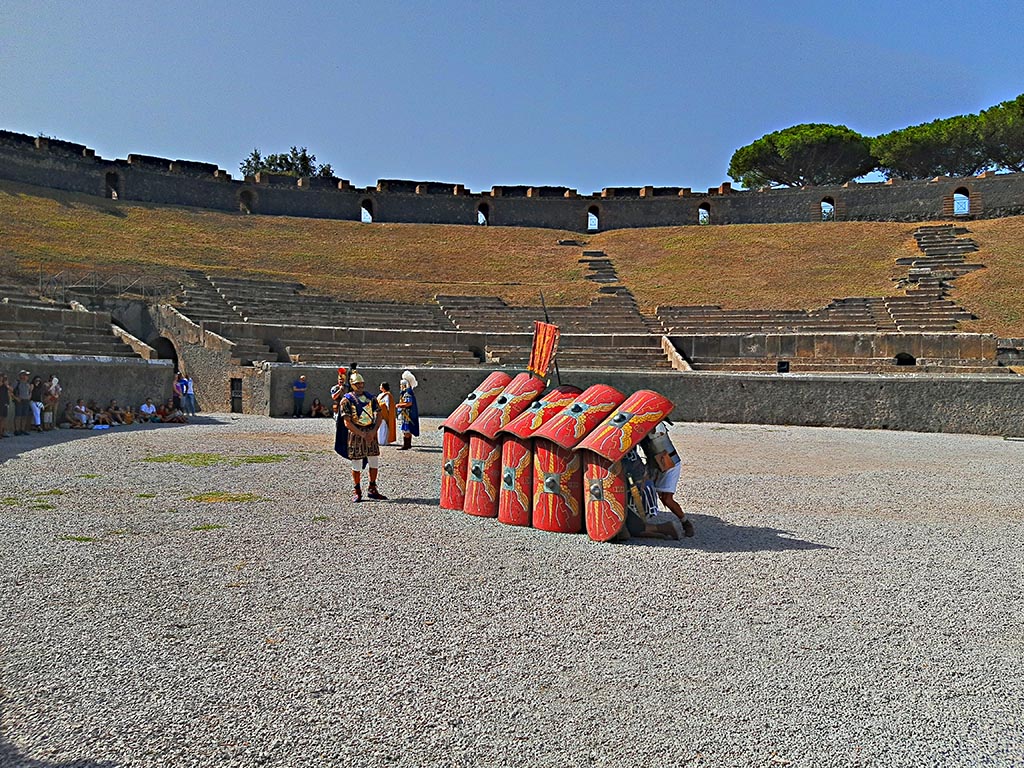 II.6 Pompeii. September 2024. Roman Soldiers – defensive action – forming a side of the Square.
The hollow square was the formation used to resist/repel cavalry.
The legionaries would assume a square formation, holding their pila as spears in the space between their shields and strung together shoulder to shoulder. No matter which side the cavalry attacked from, they would be met with a wall of sharp spearheads.
A square formation was also the typical shape of a century in battle.
Photo courtesy of Giuseppe Ciaramella.