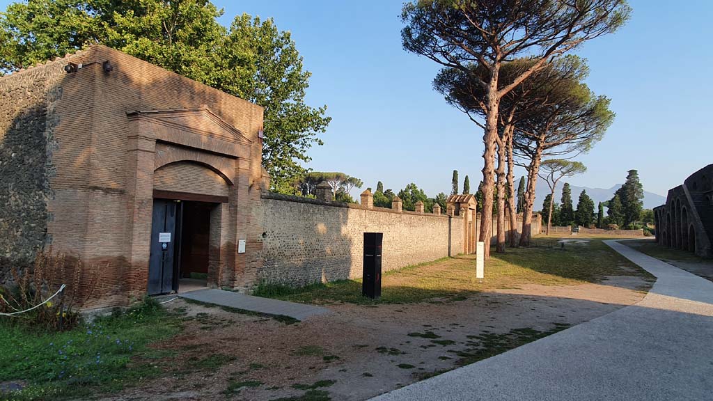 II.7.1 Pompeii, on left. Palaestra. July 2021. Looking north along the exterior east wall.
Foto Annette Haug, ERC Grant 681269 DÉCOR.