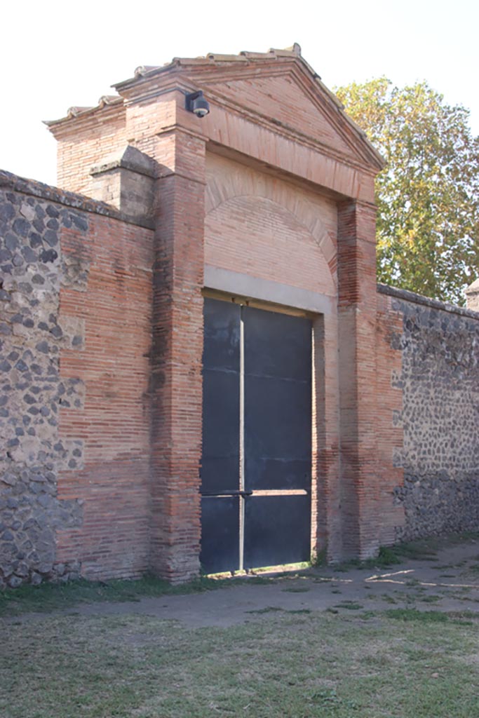 II.7.4 Pompeii. Palaestra. October 2023.
Looking west to entrance doorway. Photo courtesy of Klaus Heese.