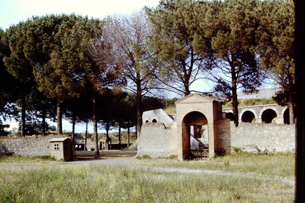 II.7.4 Pompeii. 1971. Looking towards east side. Photo by Stanley A. Jashemski.
Source: The Wilhelmina and Stanley A. Jashemski archive in the University of Maryland Library, Special Collections (See collection page) and made available under the Creative Commons Attribution-Non Commercial License v.4. See Licence and use details.
J71f0225