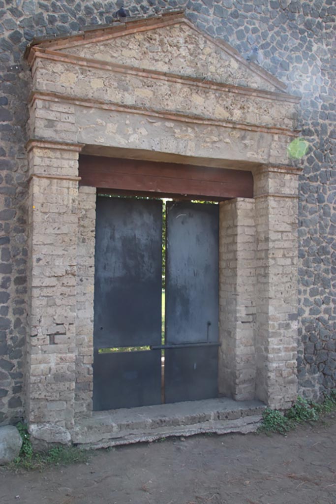 II.7.6 Pompeii. October 2023.
Looking towards entrance doorway on north side. Photo courtesy of Klaus Heese.