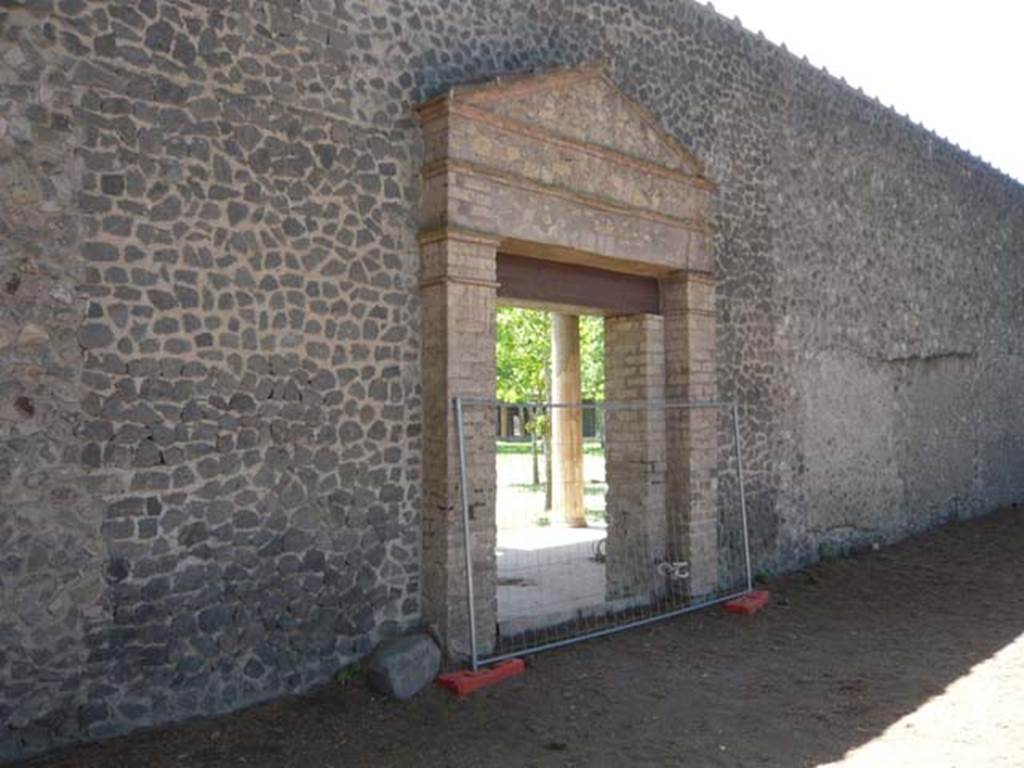 II.7.6 Pompeii. May 2012. One of the Palaestra entrances, on Via di Castricio.
Photo courtesy of Buzz Ferebee.