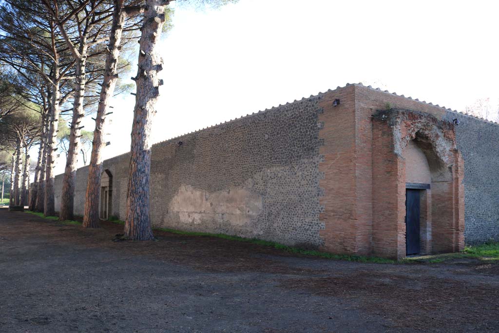 II.7.8 Pompeii. Palaestra. December 2018.
Looking east along north side, with entrance doorway II.7.8, on right. Photo courtesy of Aude Durand