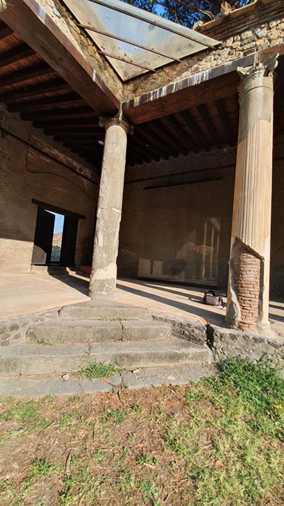 II.7.8 Pompeii. Palaestra. July 2021.
Steps in north-west corner, looking towards entrance doorway.
Foto Annette Haug, ERC Grant 681269 DÉCOR.