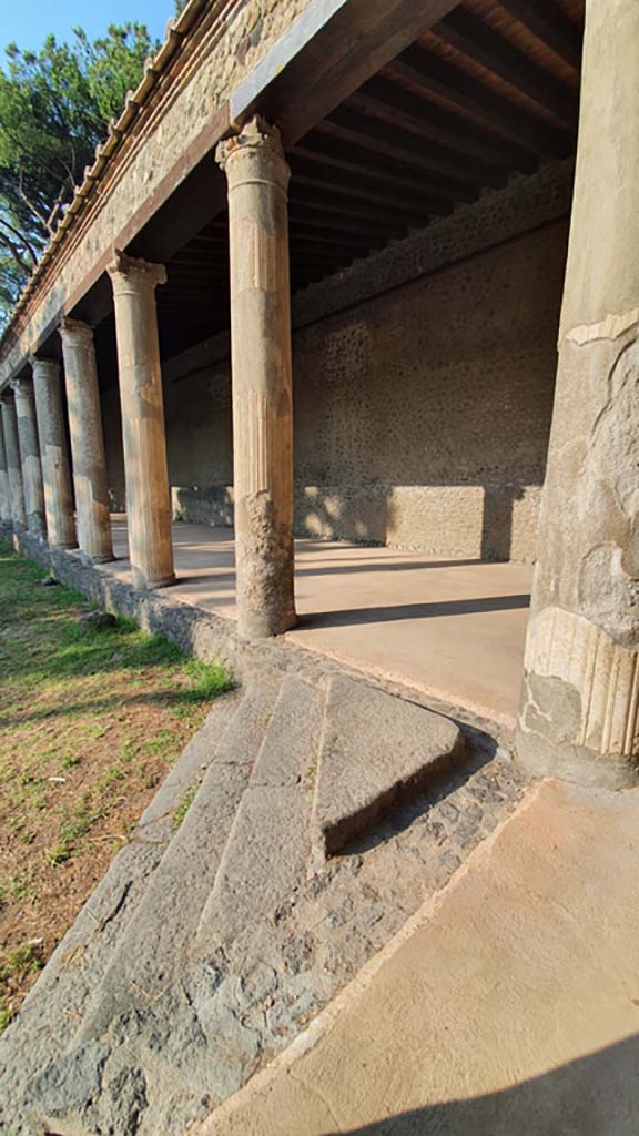 II.7.8 Pompeii. Palaestra. July 2021.
Steps in north-west corner, looking towards west portico.
Foto Annette Haug, ERC Grant 681269 DÉCOR.