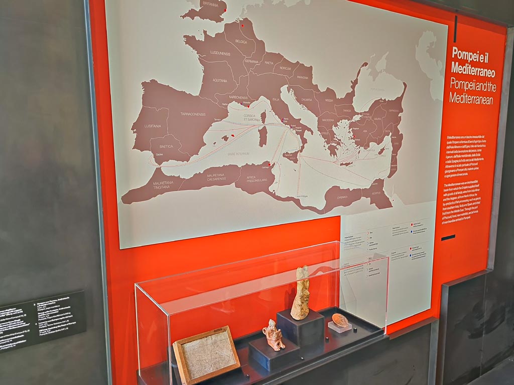II.7.9 Pompeii. Palaestra. March 2024. Display stand and items on display in exhibition in Palaestra entitled
– “L’altra Pompei, vite comuni all’ombra del Vesuvio”. Photo courtesy of Giuseppe Ciaramella.