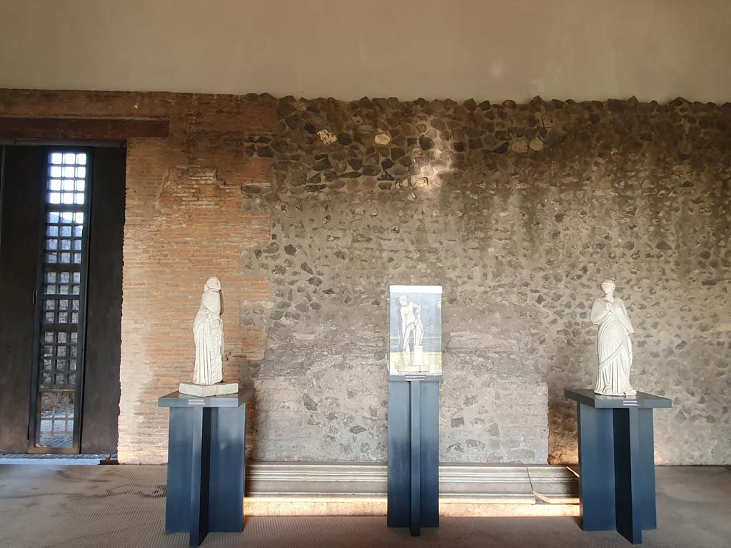 II.7.9 Pompeii. Palaestra. July 2021. Looking west towards altar.
Foto Annette Haug, ERC Grant 681269 DÉCOR.