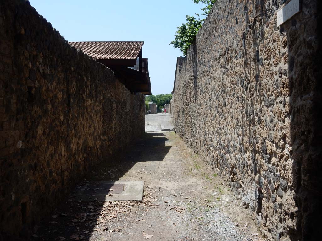 Via della Palestra between II.8 and II.9. June 2019. Looking west from doorway at II.7.9a, towards Via di Nocera.
Photo courtesy of Buzz Ferebee.