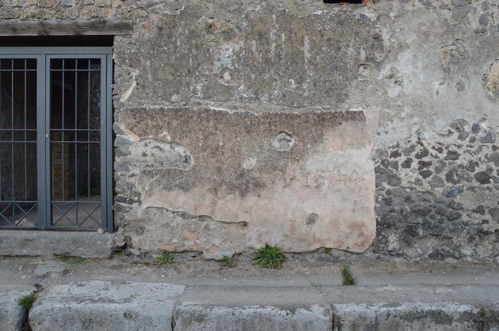 II.8.2 Pompeii, March 2019. Remaining stucco/plaster on south (right) side of doorway.
Foto Taylor Lauritsen, ERC Grant 681269 DÉCOR.