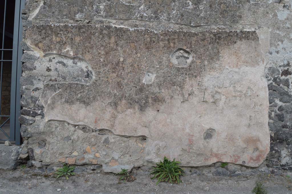 II.8.2 Pompeii, March 2019. Detail of remaining stucco/plaster on south (right) side of doorway.
Foto Taylor Lauritsen, ERC Grant 681269 DÉCOR.