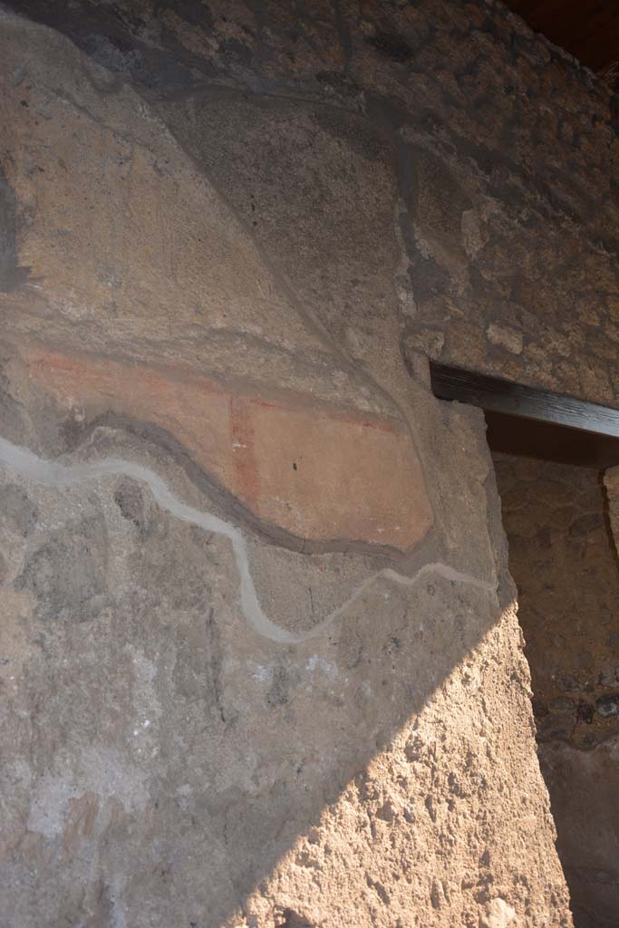 II.8.2 Pompeii. July 2017.
Detail of remaining painted wall on north side of entrance corridor.
Foto Annette Haug, ERC Grant 681269 DÉCOR.