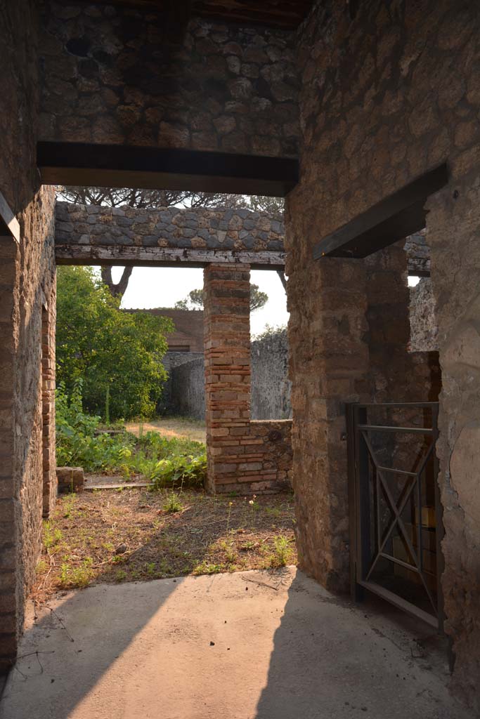 II.8.3 Pompeii. July 2017.
Looking south-east from entrance corridor towards doorway on south side.
Foto Annette Haug, ERC Grant 681269 DÉCOR.