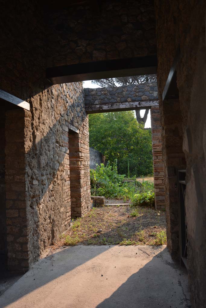 II.8.2/3 Pompeii. July 2017.
Looking north-east from entrance doorway, with doorway into II.8.3, on left, and room at its rear.
Foto Annette Haug, ERC Grant 681269 DÉCOR.