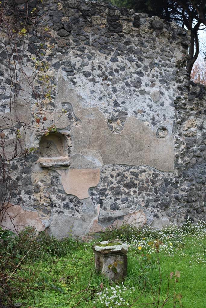 II.8.2 Pompeii. December 2018.
Looking towards north wall with niche, and altar. Photo courtesy of Aude Durand.
