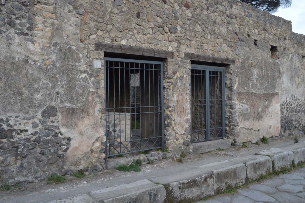II.8.3 Pompeii, on left. March 2019. Looking towards doorways on east side of Via di Nocera, with II.8.2, on right.
Foto Taylor Lauritsen, ERC Grant 681269 DÉCOR.