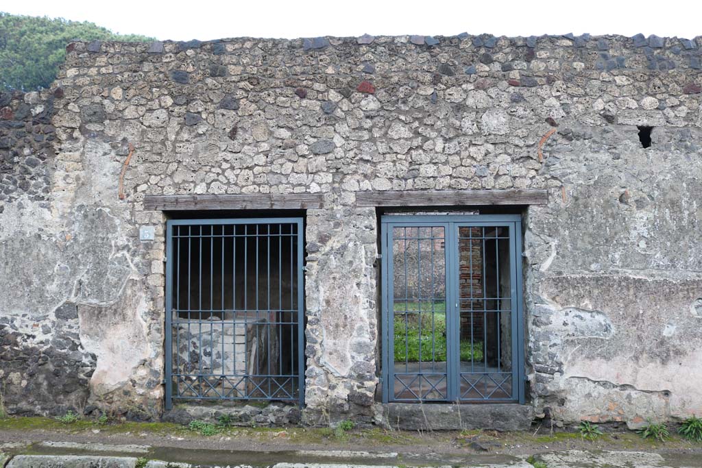 II.8.3 Pompeii, on left. December 2018.
Looking east on Via di Nocera towards entrance doorways, with II.8.2, on right. Photo courtesy of Aude Durand.