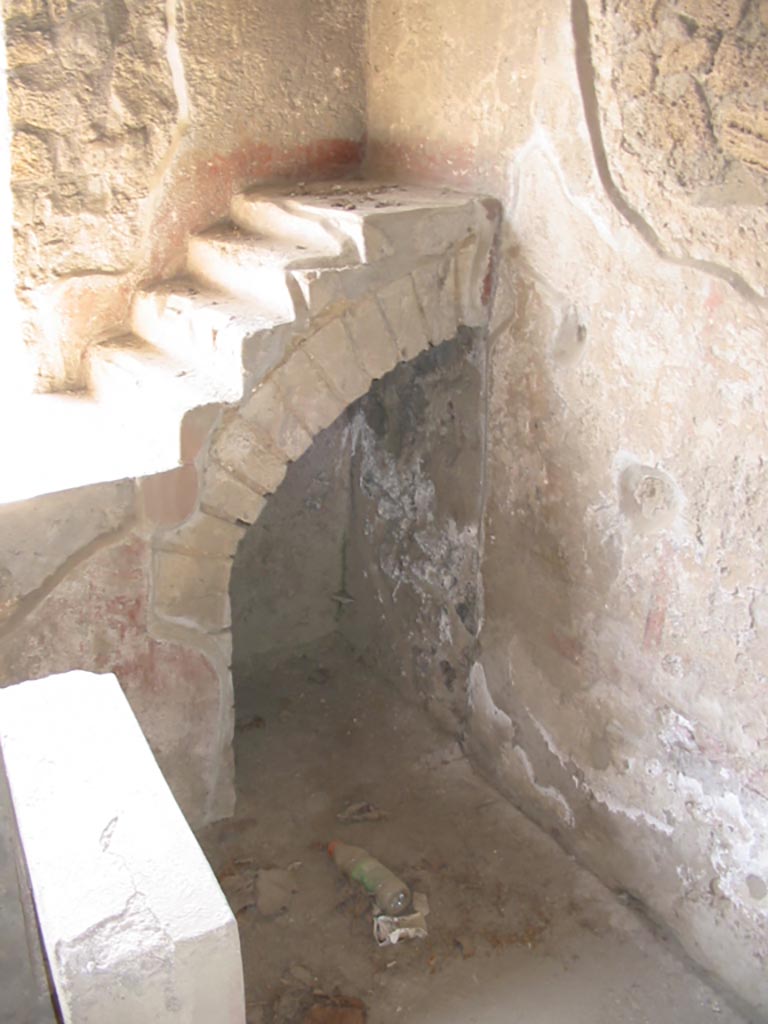 II.8.3 Pompeii. May 2003.
Looking towards north-west corner of counter, with display steps and arched recess below.
Photo courtesy of Nicolas Monteix.