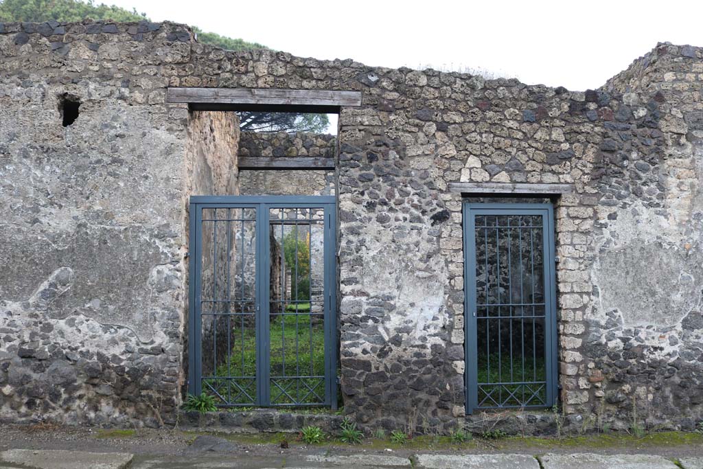II.8.4 Pompeii, on right. December 2018.
Looking east on Via di Nocera towards entrance doorways, with II.8.5, on left. Photo courtesy of Aude Durand.