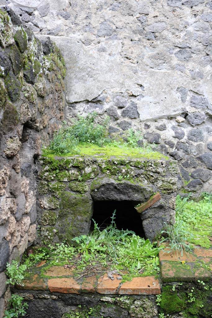 II.8.5 Pompeii. December 2018. Detail of hearth. Photo courtesy of Aude Durand.