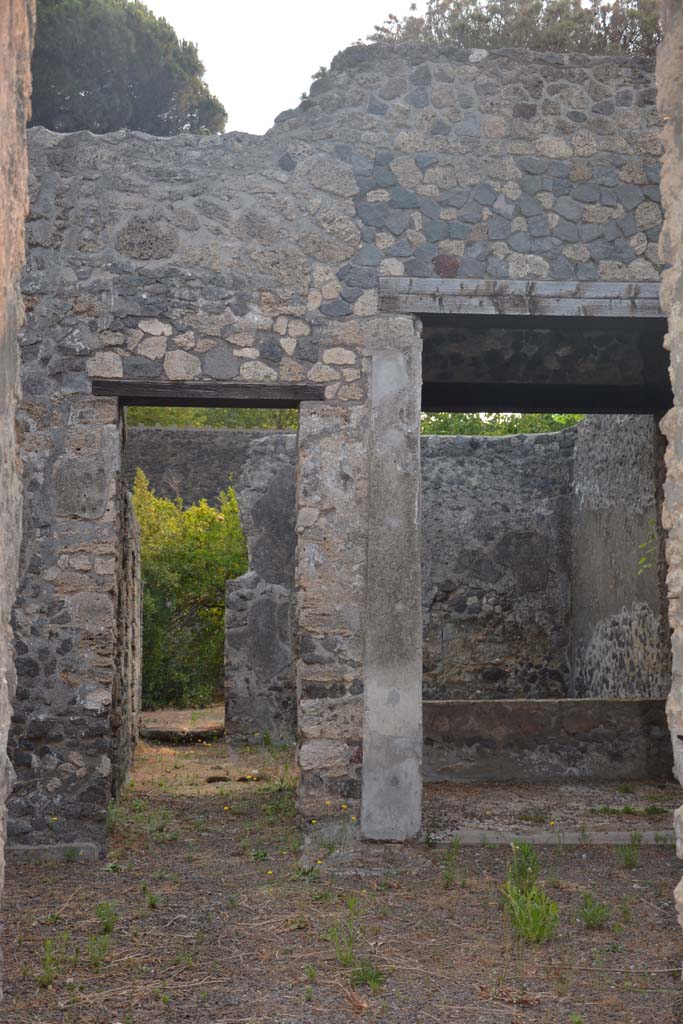II.8.5 Pompeii. July 2017.
Looking east across atrium towards rear rooms, from entrance doorway.
Foto Annette Haug, ERC Grant 681269 DÉCOR.