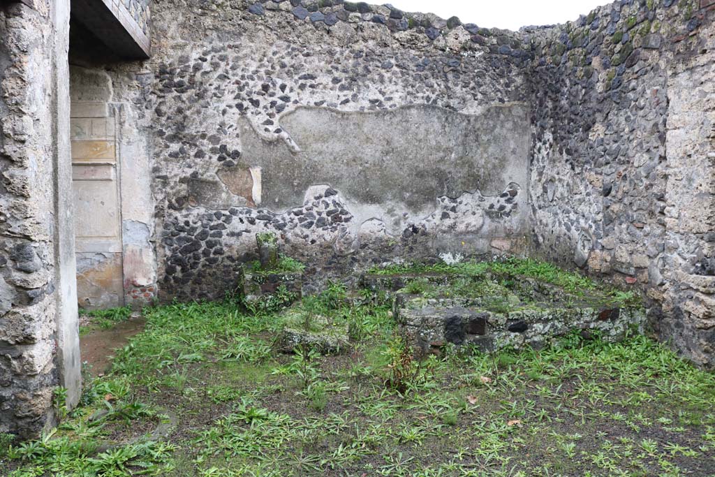 II.8.5 Pompeii. December 2018.
Looking south across atrium area, with three-sided stone bench and table in south-west corner of atrium area. Photo courtesy of Aude Durand.