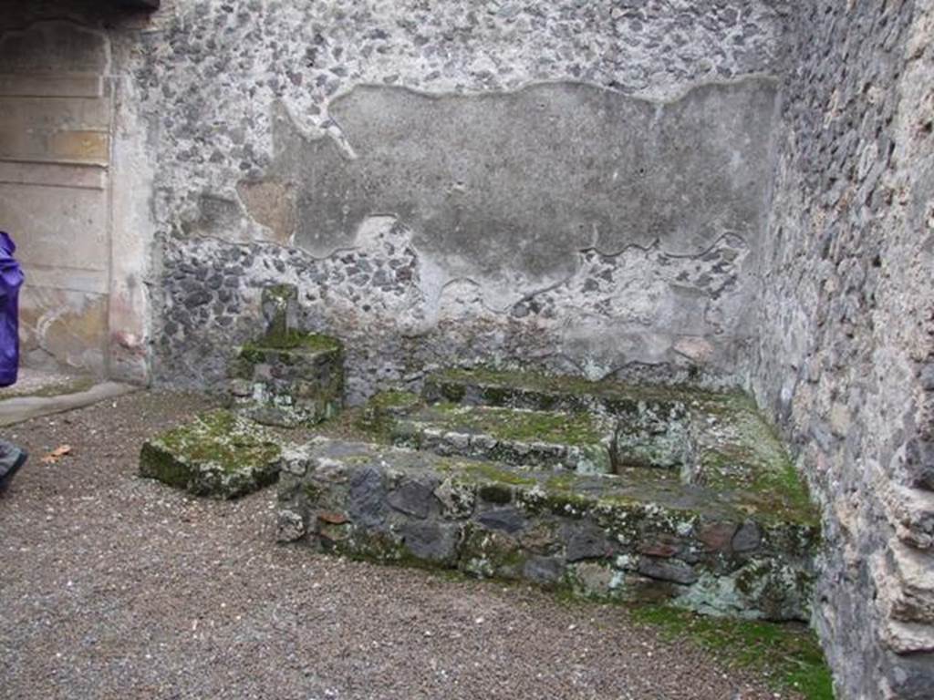 II.8.5 Officina di Sabbatino. December 2007. Three sided stone bench and table in south west corner of atrium area.