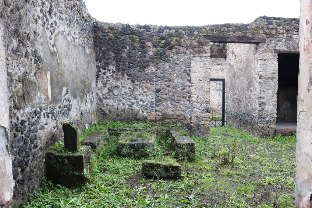 II.8.5 Pompeii. December 2018.
Looking west towards three-sided stone bench and table in south-west corner of atrium area. Photo courtesy of Aude Durand.