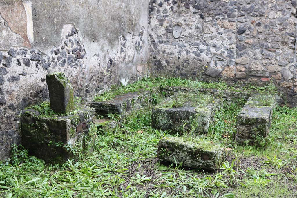 II.8.5 Pompeii. December 2018.
Detail of three-sided stone bench and table in south-west corner of atrium area. Photo courtesy of Aude Durand.