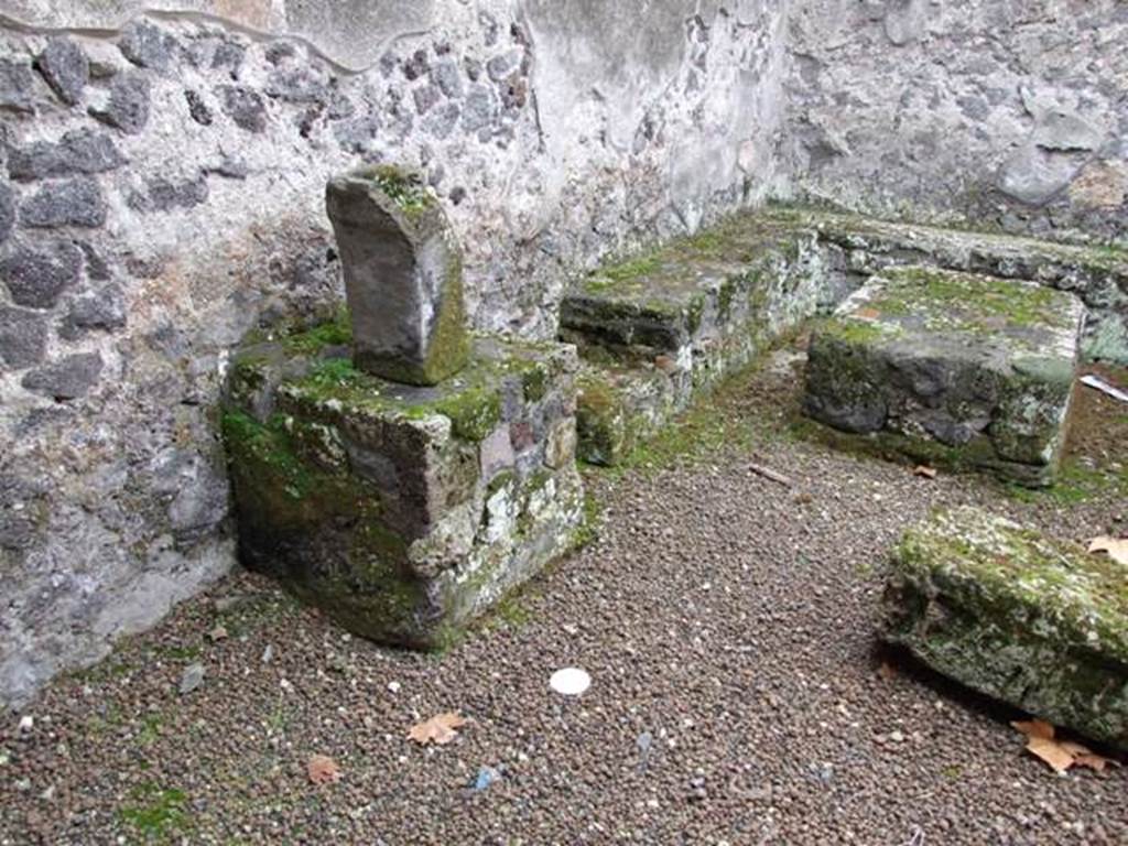 II.8.5 Officina di Sabbatino. December 2007. Three sided stone bench and table in south west corner of atrium area.