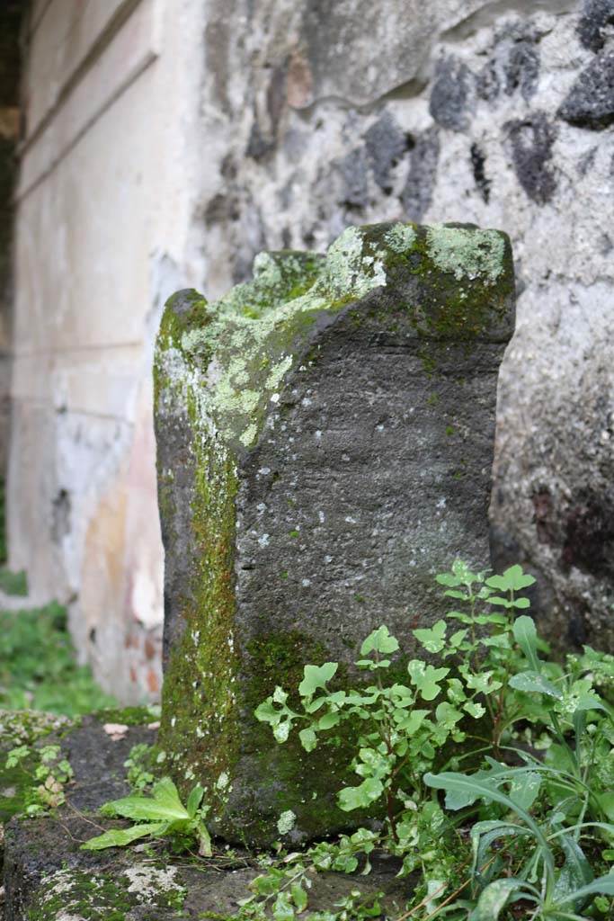 II.8.5 Pompeii. December 2018.
Altar (?) on top of structure against south wall. Photo courtesy of Aude Durand.