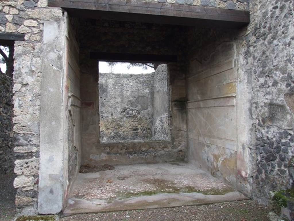 II.8.5 Officina di Sabbatino. December 2007. Room with large window on south east side of atrium area.