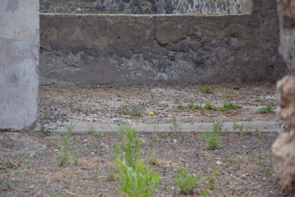 II.8.5 Pompeii. July 2017. Looking east from atrium across threshold and flooring of room with large window.
Foto Annette Haug, ERC Grant 681269 DÉCOR.