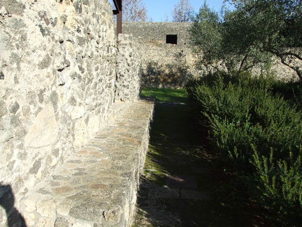 II.8.6 House of the Garden of Hercules.    Bench along wall of house.