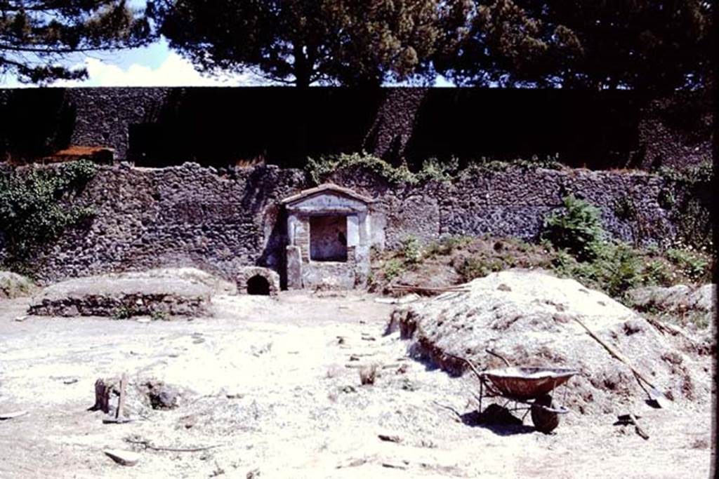 II.8.6 Pompeii. 1972. Looking east towards triclinium, on left, “dog-kennel” and Lararium during excavations in garden. Photo by Stanley A. Jashemski.
Source: The Wilhelmina and Stanley A. Jashemski archive in the University of Maryland Library, Special Collections (See collection page) and made available under the Creative Commons Attribution-Non Commercial License v.4. See Licence and use details. J72f0690