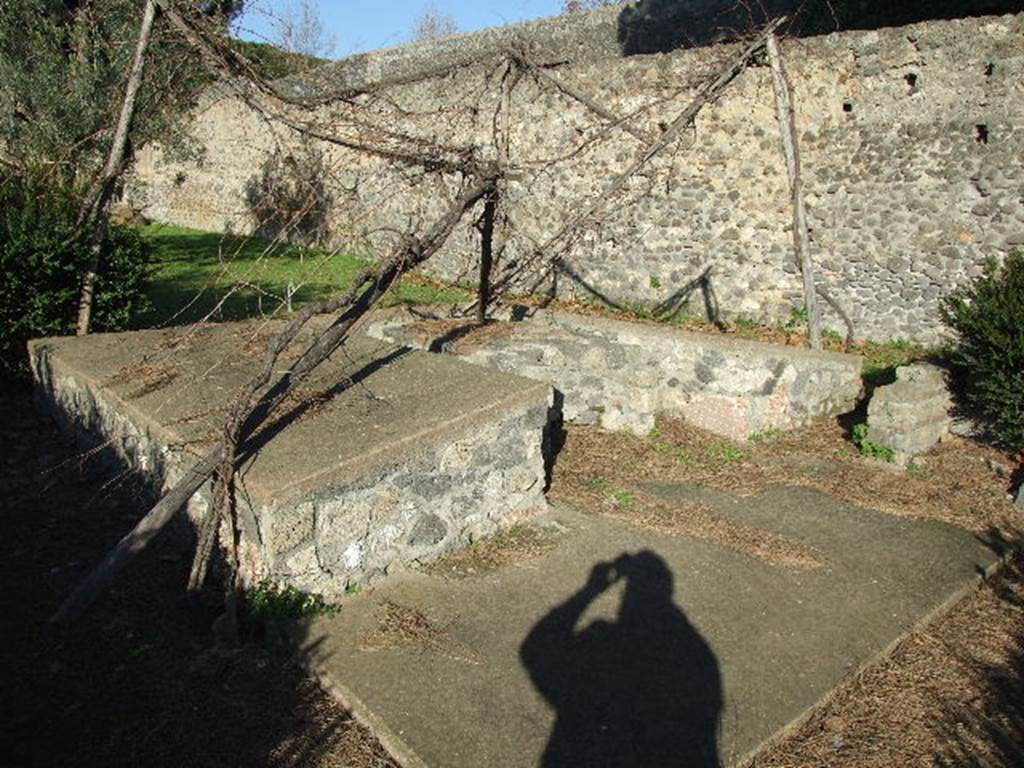 II.8.6 House of the Garden of Hercules. Summer Triclinium in garden.