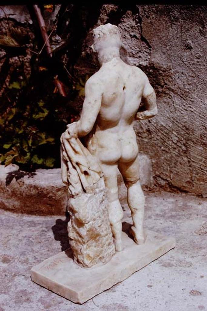 II.8.6 Pompeii. 1972. Rear of statuette of Hercules. Photo by Stanley A. Jashemski.
Source: The Wilhelmina and Stanley A. Jashemski archive in the University of Maryland Library, Special Collections (See collection page) and made available under the Creative Commons Attribution-Non Commercial License v.4. See Licence and use details. J72f0307